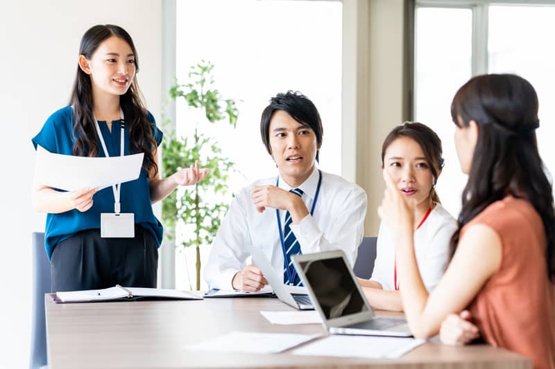 研修の場で画面を前に話を聞く人たち
