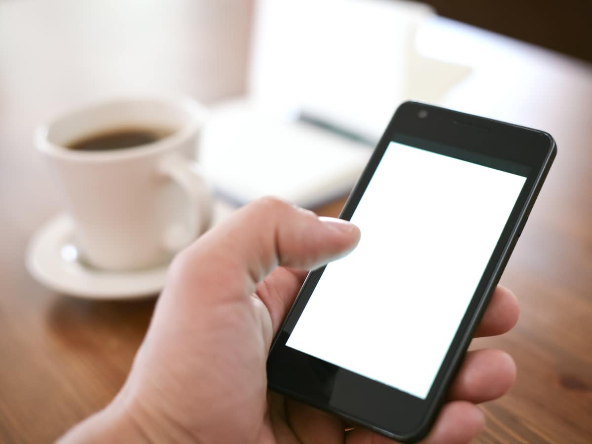 スマートフォンでWebサイトを見る手元